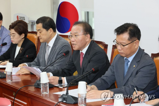 윤재옥 국민의힘 원내대표가 11일 오전 국회에서 열린 원내대책회의에서 발언하고 있다.<연합뉴스>